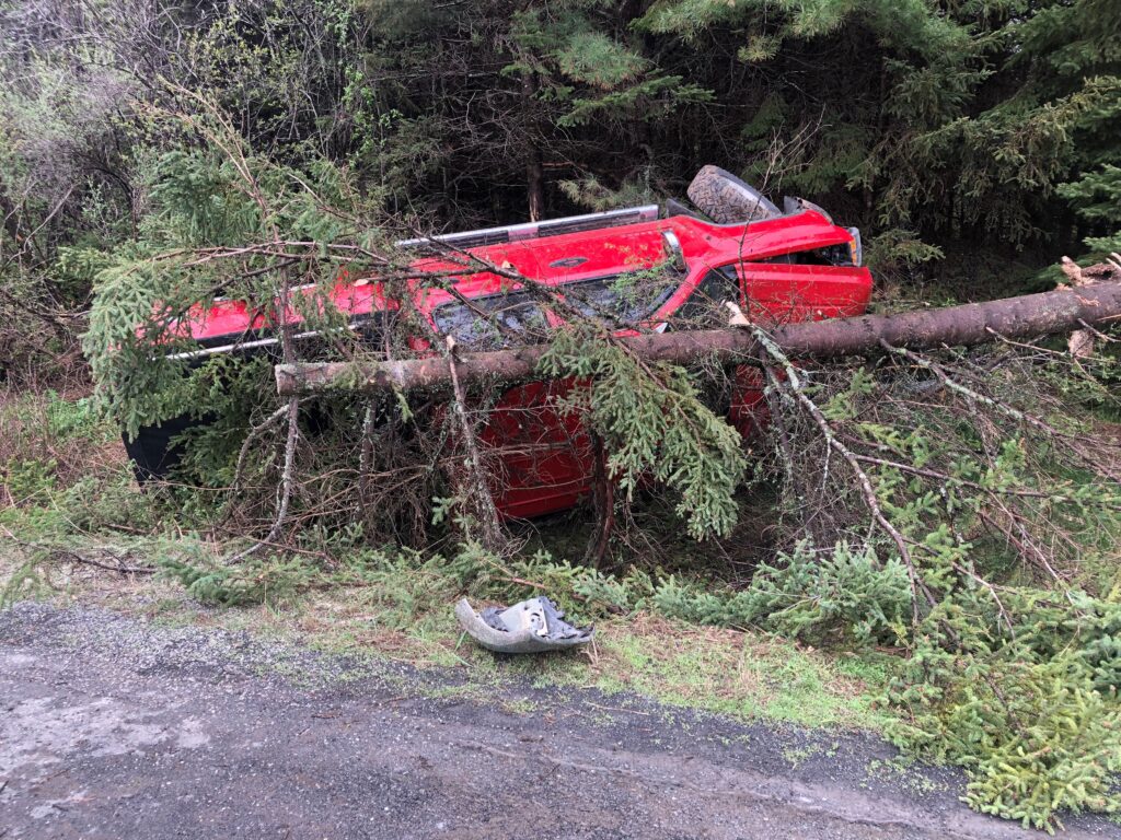 Rollover crash injures Mapleton man - The County