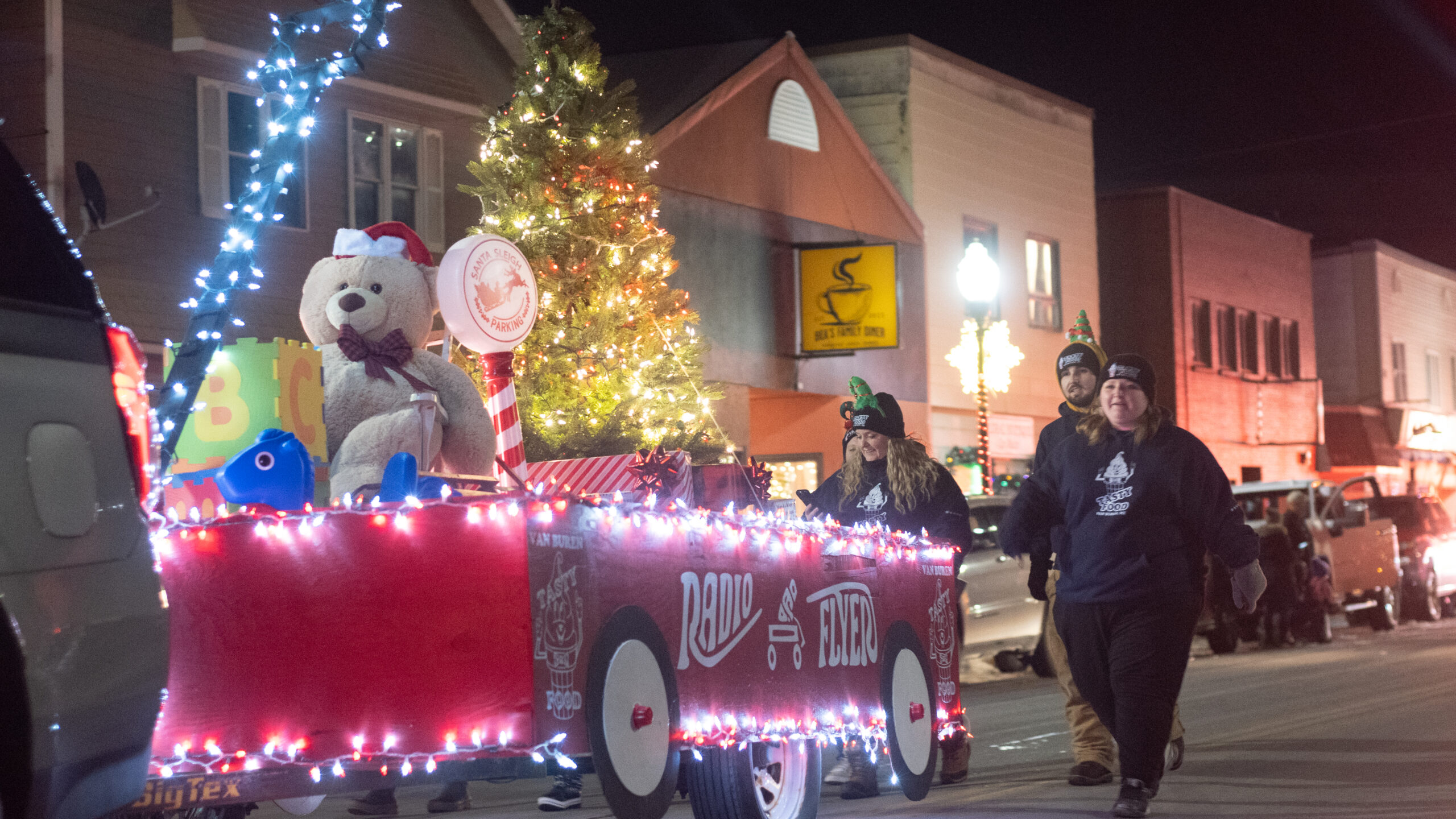 Hundreds come out for Van Buren's fifth annual Christmas Town