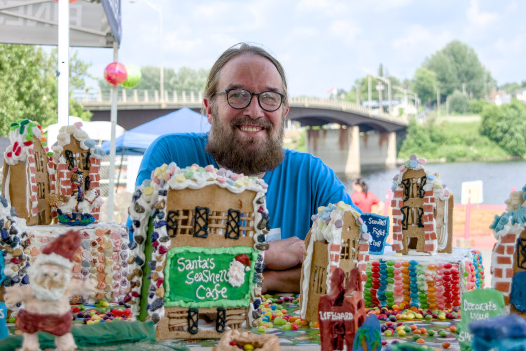 Creator of world’s largest gingerbread village brings artistry to Van Buren - The County